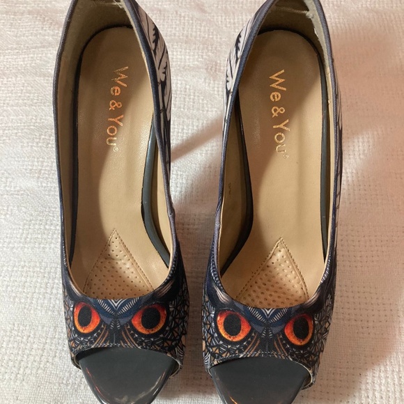 Beautiful Owl Eyes and Feather Open Toe Stiletto - Picture 7 of 7